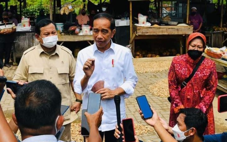 Presiden RI Ir H Joko Widodo saat memberikan keterangan pers di Pasar Bangkal Baru, Kabupaten Sumenep, Rabu, 20 April 2022.