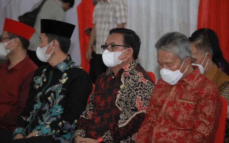Wali Kota Bitung, ke dua dari kanan, saat mengikuti peringatan hari Kartini secara virtual, Kamis (21/4/2022)