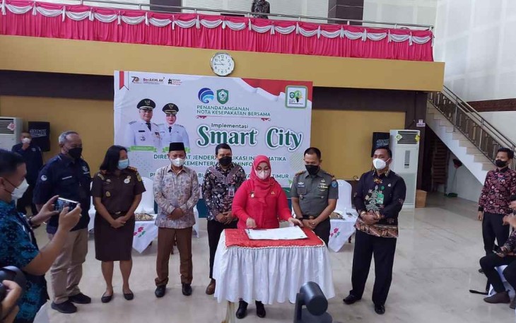 Dandim mendampingi wakil bupati Kotim (baju merah) tandatangani nota kesepahaman smart city. Kamis (21/4/22)