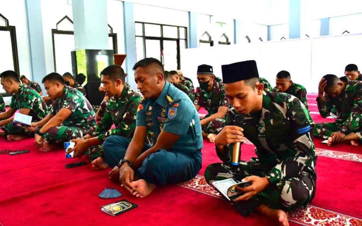 Kolonel Marinir Kusyuwono memimpin prajurit Pasmar 3 gelar doa bersama. Kamis (21/4/22)
