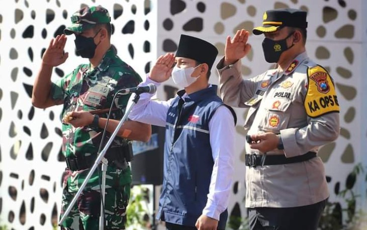 Bupati Trenggalek, Mochamad Nur Arifin, bersama Kapolres Trenggalek, AKBP Dwiasi Wiyatputra dan Komandan Kodim 0806 Trengalek, Letkol Kav Peddy Adi Prasetyo, saat gelar pasukan Operasi Ketupat Semeru, Jum'at (22/4/2022)