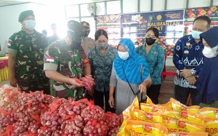 Dandim Sanggau (pegang bawang) cek langsung kualitas pasar murah sembako di Kembayan. Jum'at (22/4/22) 