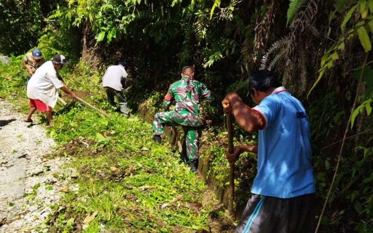 Semangat gotong royong bersihkan parit. Jum'at (22/4/2022)