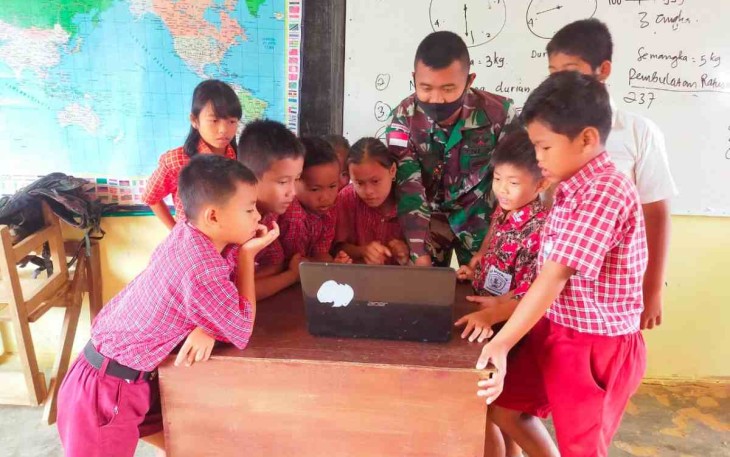 Edukasikan siswa mengenal lebih dekat dengan laptop. Jum'at (22/4/2022)