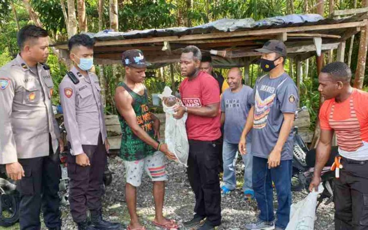 Penyerahan bibit babi untuk warga suku Hubla. Jum'at (22/4/2022)