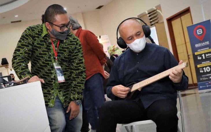 Menteri Teten memainkan gitar pintar. Kamis (21/4/2022)
