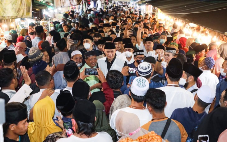 Ribuan warga berdesakan dan berebutan bersalaman dengan Ketua Umum Partai Demokrat, Agus Harimurti Yudhoyono, Jumat (22/4/2022) malam