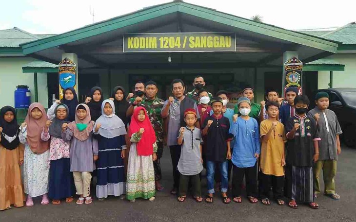 Kasdim 1204/Sanggau Mayor CZI Budi Rahardi buka puasa bersama dengan karateka INKAI Kabupaten Sanggau, Jum'at (22/4/2022)