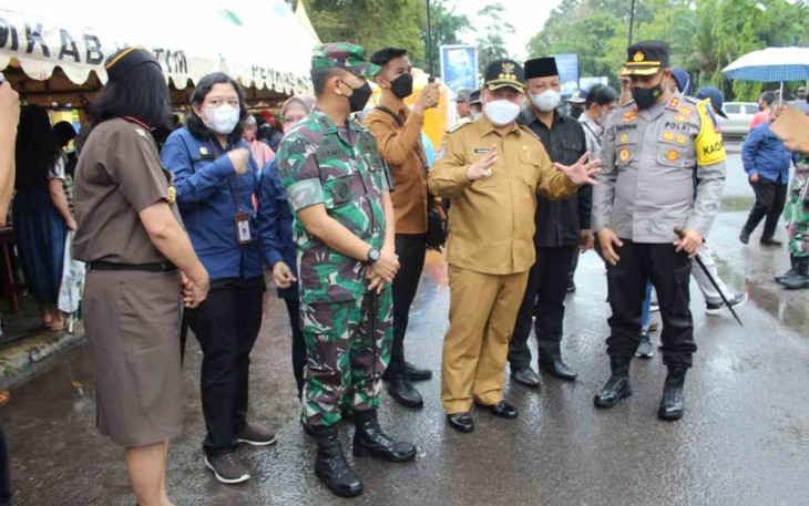 Dandim 1015/Sampit dampingi Bupati Kotim membuka gelar pangan murah di taman Kota Sampit. Jum'at (22/4/2022).