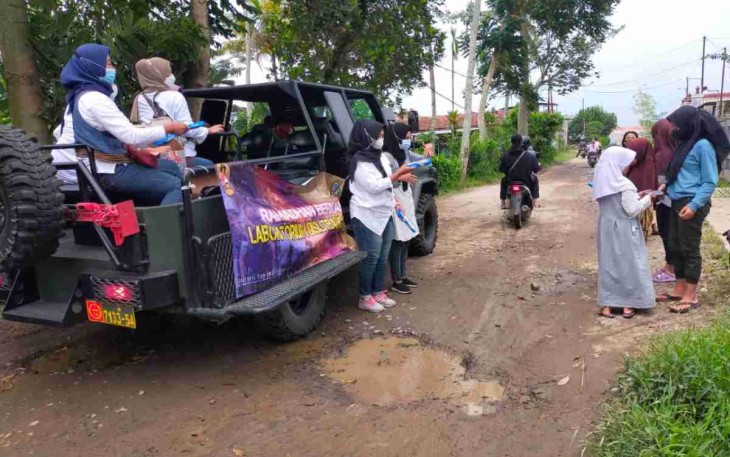 Mobil PJD Antar Istri Tentara Bagi Takjil. Selasa (19/4/2022)