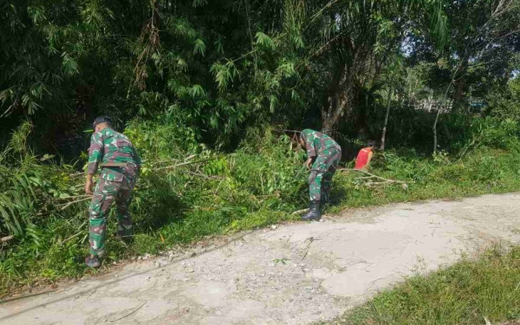 Semangat gotong royong bersihkan jalan desa bersama warga. Sabtu (23/4/2022)