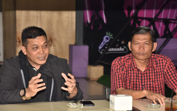 Danrem 023/KS (jacket hitam) saat memberikan pengarahan ke sahabat nelayan Sibolga di Cafe Paluga Anggar. Kamis (21/4/2022)