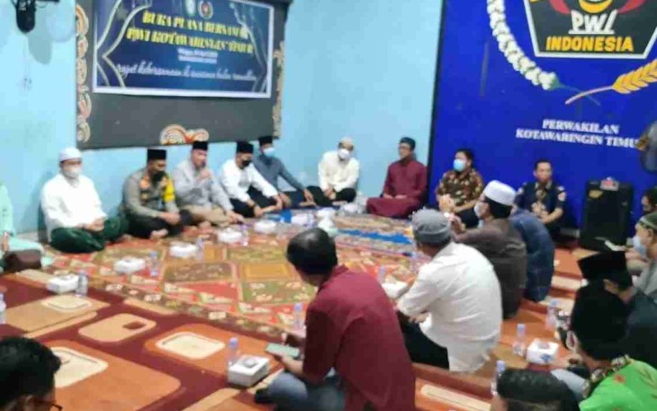 Dandim 1015/Sampit saat memberikan sambutan dalam bukber bersama PWI. Minggu (24/4/2022)