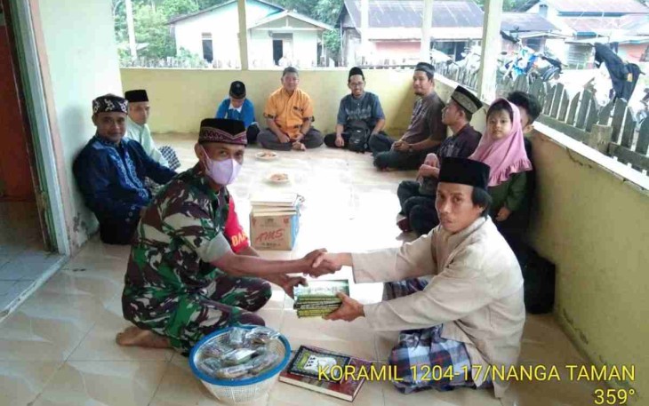 Serda Andi serahkan bantuan kitab suci Alquran ke pengurus Masjid At-Taqwa. Minggu (24/4/2022)