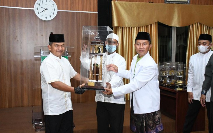 Pangdam I/BB Mayjen TNI Achmad Daniel Chardin mengangkat piala juara umum MTQ N TNI AD 2022. Minggu (24/4/2022)