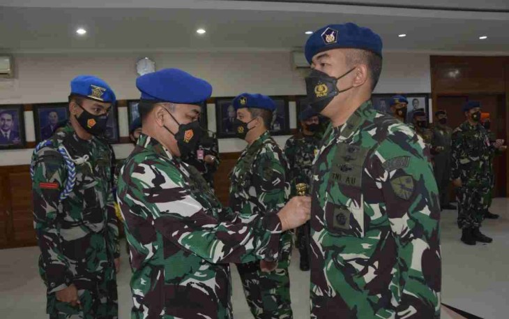 Danlanud Iswahjudi sematkan tanda jabatan Kadispers yang baru. Senin (25/4/2022)