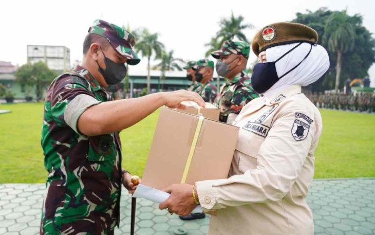 Danrem 091/ASN Brigjen TNI Dendi Suryadi serahkan THR dan bingkisan lebaran. Senin (25/4/2022)