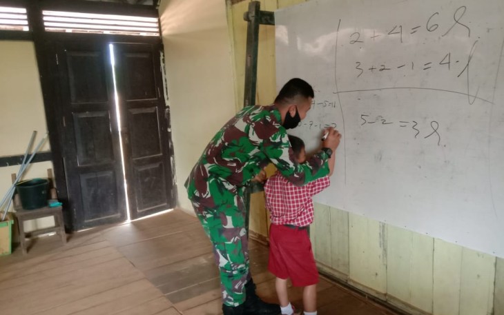Anggota satgas Yonif 144/JY berikan materi matematika ke siswa. Senin (25/4/2022)