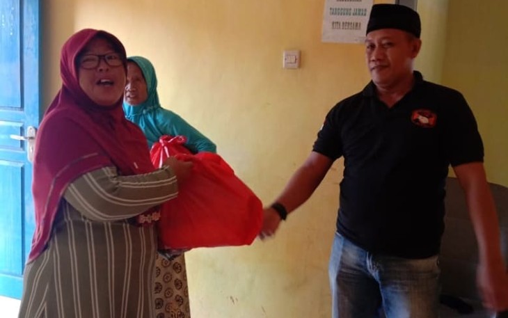 Ketua LSM GPC berikan bantuan sembako warga. Senin (25/4/2022)