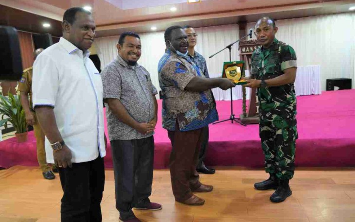Pangdam Kasuari Mayjen TNI Gabriel Lema berikan cenderamata Ketua DPRD PB Orgenes Wonggor di Mansinam Beach Hotel, Senin (25/4/2022)