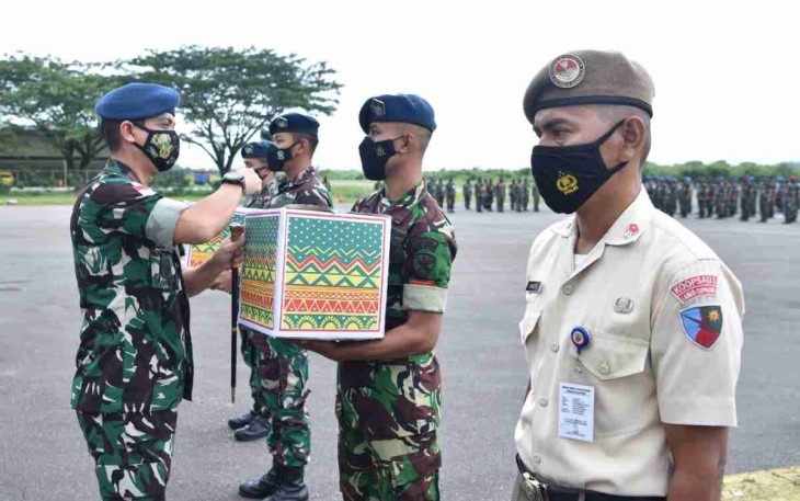 Danlanud Supadio Marsma TNI Deni Hasoloan Simanjuntak berikan bingkisan lembaran kepada prajuritnya. Senin (25/4/2022)