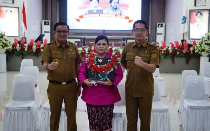 Adriani Bawues (tengah)