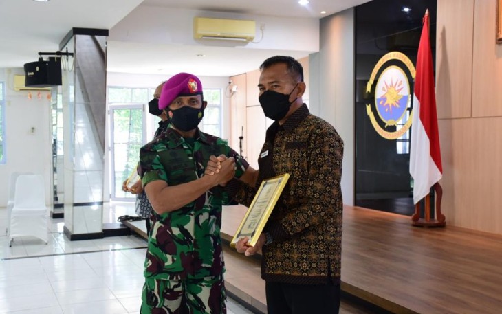 Danlantamal IV berikan tali asih prajuritnya yang memasuki purna tugas. Selasa (26/4/2022)