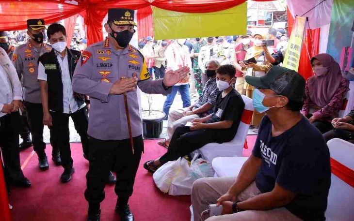 Kapolri berbincang dengan pemudik di posko mudik rest area KM 57. Selasa (26/4/2022)