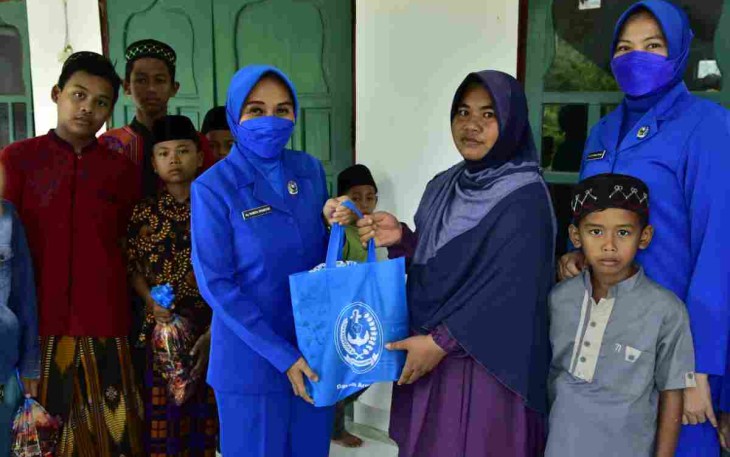 Ketua DJA III serahkan bantuan bahan kontak dan bingkisan lebaran di ponpes. Selasa (26/4/2022)