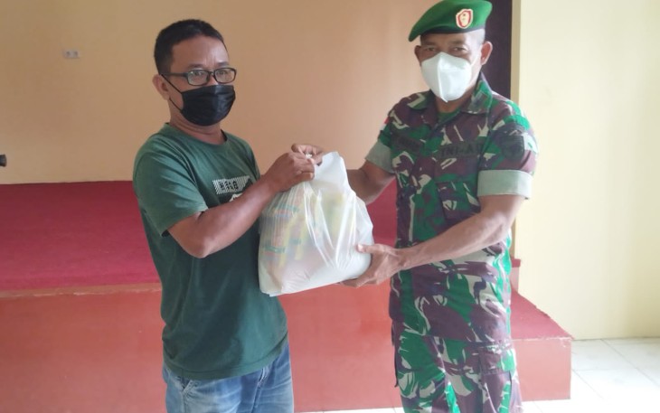 Mayor Czi Budi Rahardi memberikan bingkisan lebaran kepada awak media. Rabu (27/4/2022)