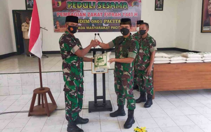 Dandim Pacitan serahkan zakat fitrah. Rabu (27/4/2022)