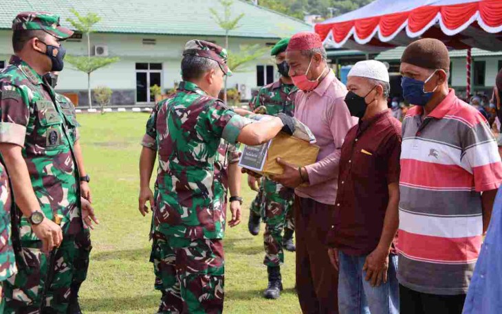 Pangdam I/BB bagikan bingkisan lebaran di Makorem 023/KS. Kamis (28/4/2022)