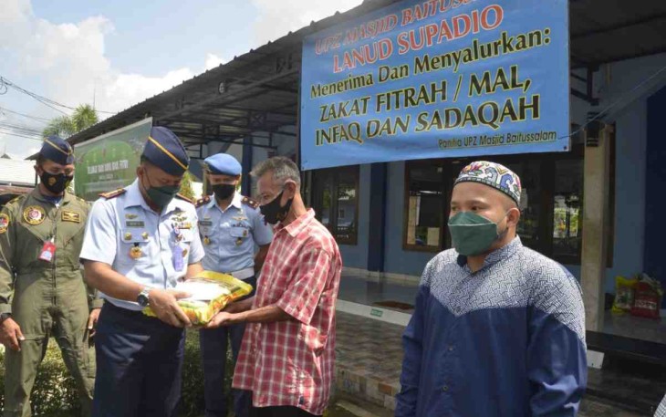Danlanud Supadio serahkan langsung zakat fitrah. Kamis (28/4/2022)