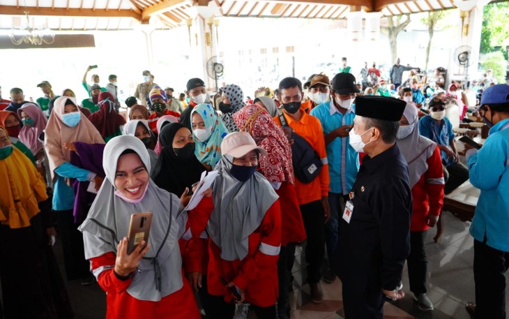 Bupati Haryanto menyerahkan bantuan dari Baznas