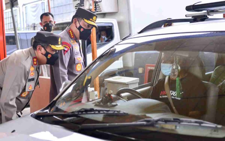 Kapolri sosialisasikan one way dengan pemudik di gerbang tol Cikampek Utama. Jum'at (29/4/2022)