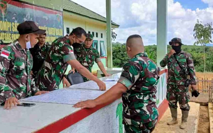 Kol. Inf Ferdial Lubis saat memberikan pengarahan Satgas Yonif 144/JY di pos Sei Beruang. Jum'at (29/4/2022)