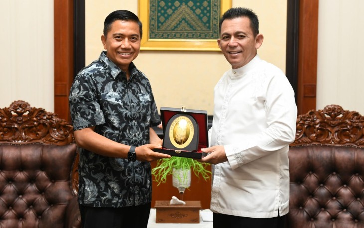 Gubernur Ansar (kanan) saat menyambut Danlantamal IV Tanjungpinang yang baru, Sabtu (30/04/2022).
