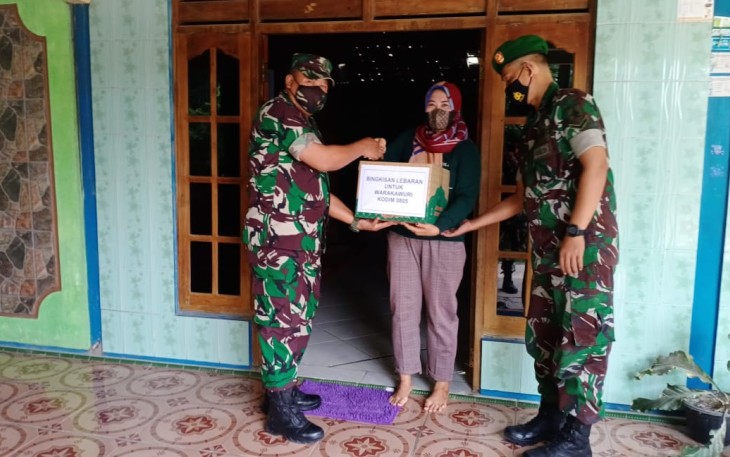 Dandim Ngawi berikan bingkisan lebaran ke Warakawuri. Sabtu (30/4/2022)