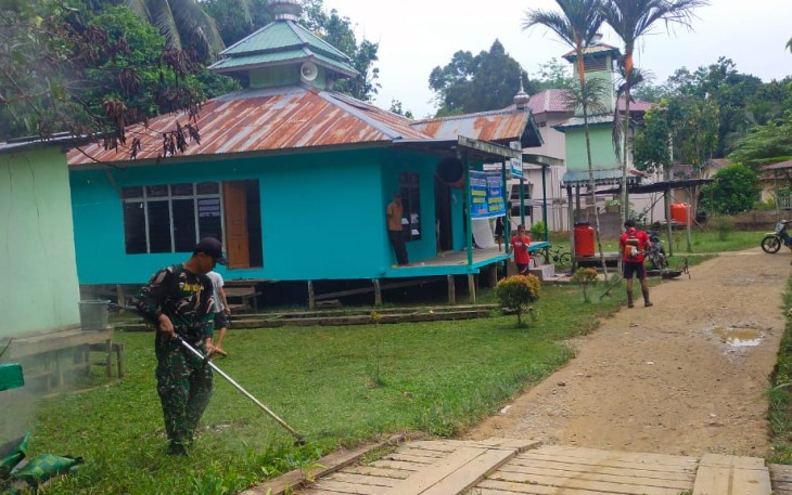 Kebersihan sebagian dari iman, satgas Yonif 144/JY bersihkan lingkungan masjid. Sabtu (30/4/2022)