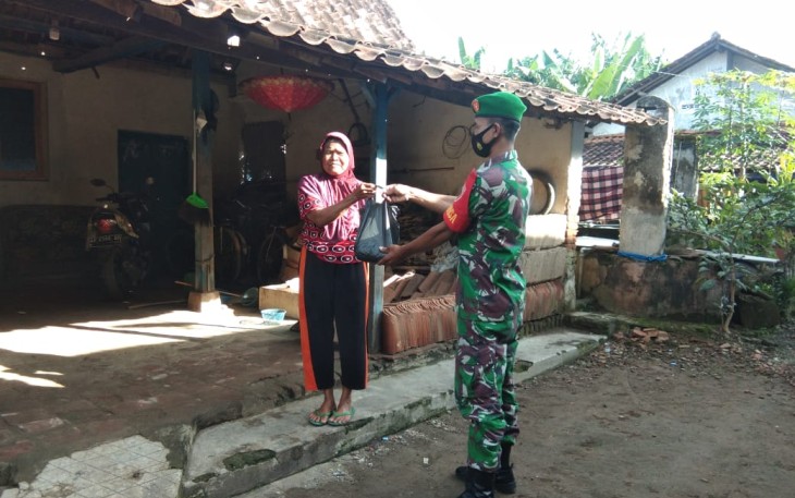 Serda Sutarto salurkan zakat bagi warga kurang mampu. Minggu (01/05/2022)