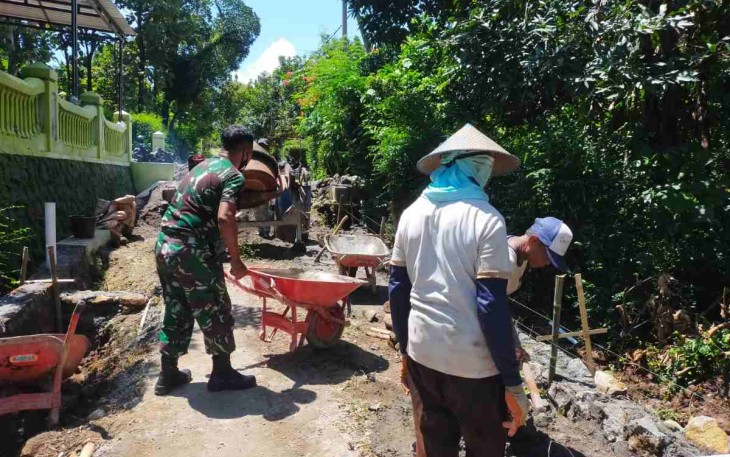 Serma Suyono bersama warga gotong royong bangun takut desa. Sabtu (30/4/2022)