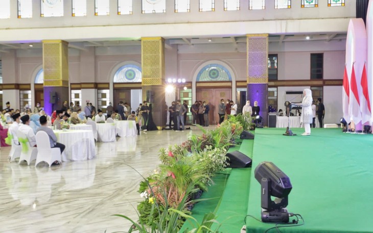 Gubernur Jatim saat memberikan sambutan peringatan hari buruh. Minggu (01/05/2022)