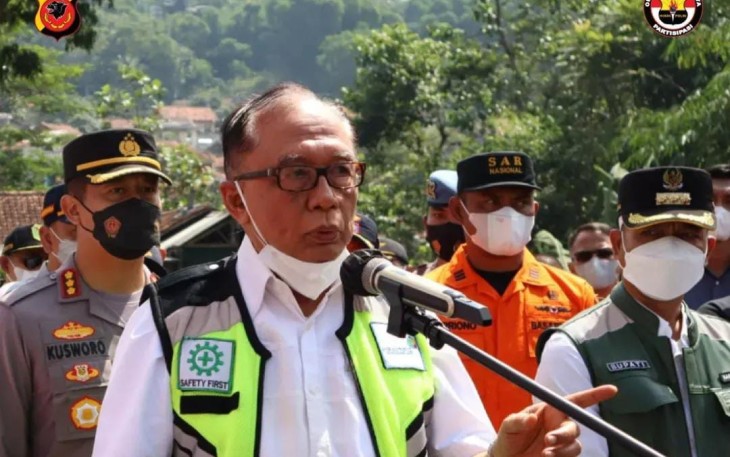 Dewan Pertimbangan Presiden Sidarto Danutirto saat memberikan keterangan pers usai meninjau arus mudik di pos Nagreg Kabupaten Bandung. Minggu (01/05/2022)