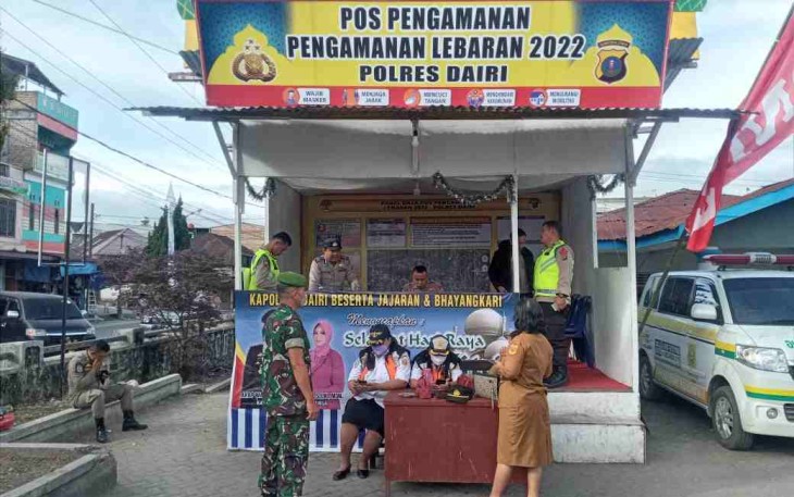 Sertu Jarlen turut aktif di pos pam lebaran di wilayah Tigalingga. Minggu (02/05/2022)