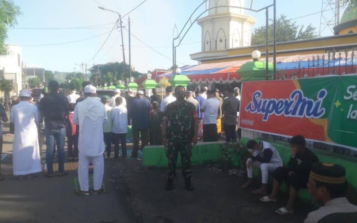 Personel Kodim 1310/Bitung, saat melakukan pengamanan Salat Idul Fitri, Senin (2/5/2022)