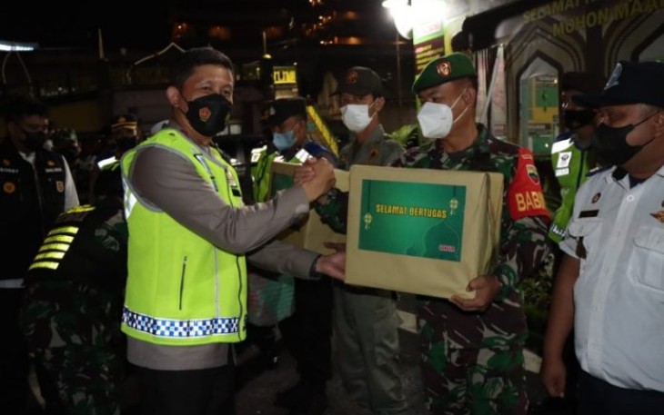 Wujud kepedulian Kapolrestabes Medan, sambangi personel pos pam dan berikan bingkisan lebaran. Minggu (01/05/2022)