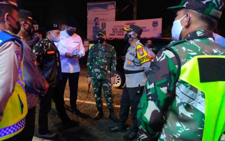 Pastikan keamanan malam takbir, Dandim Pacitan (tengah) pantau pos pam lebaran. Minggu (01/05/2022)
