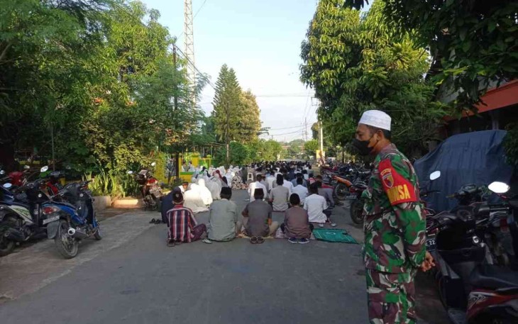 Anggota Posramil Gerih pastikan pelaksanaan salat id berjalan aman dan lancar. Senin (02/05/2022)