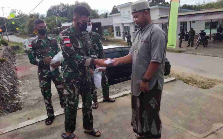 Satgas Yonif 144/JY bagikan masker sebelum salat id. Senin (02/05/2022)