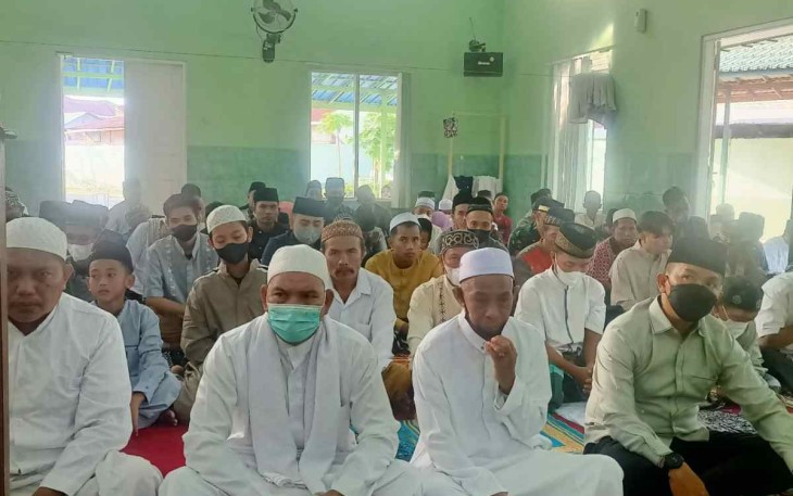Dandim Sampit (masker hitam) malaksanakan salat id di makodim. Senin (02/05/2022)